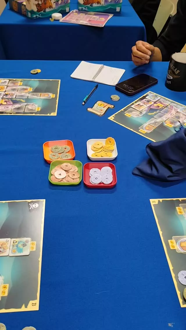 Retour sur notre session du vendredi 25 avril !

⚔️ Deux tables de JDR,
🎲 Des jeux de société à gogo,
🏴‍☠️ Et la grande finale du tournoi Captain Flip !

👏 Félicitations à Ismaïla qui a brillamment vaincu de redoutables pirates... mais au final, seul son navire est resté à flot !
Bravo capitaine ! ⚓

On se retrouve vendredi 2 mai !
On mélange et on recommence 😁😉

À très vite !

#JeuxDeSociété #JDR #CaptainFlip #SoiréeJeux #villefontainebleau